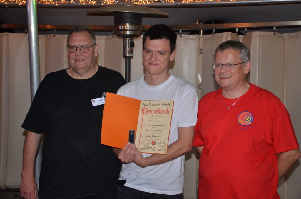 Lars Thore Henning wird für 20 Jahre Mitgliedschaft geehrt. Lars Thore Henning wird für 20 Jahre Mitgliedschaft geehrt.
